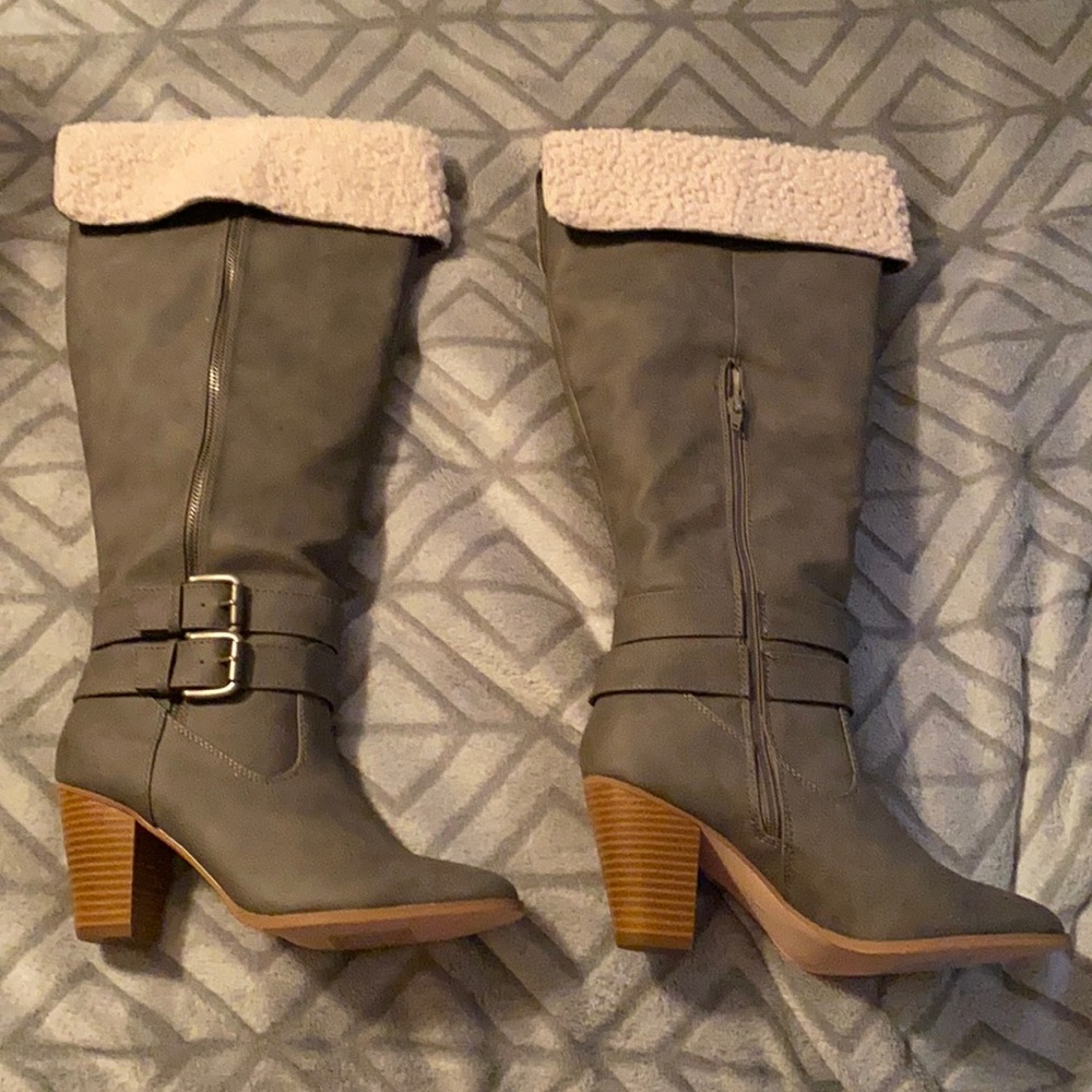 Women’s boots never worn